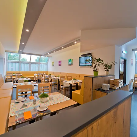 City Hotel מלון קמניץ